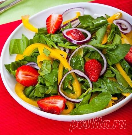Салат с клубникой, шпинатом и сладким перцем