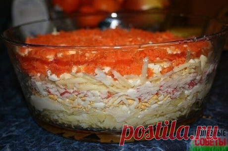Салат "Бархатный" - изумительное сочетание продуктов.

Ингредиенты:
3 вареные картофелины
2 небольшие сырые морковки
3 вареных яйца
200г крабовых палочек
200г сыра
250г майонеза

Приготовление:
Укладываем слоями продукты, натертые на терке, каждый слой промазываем майонезом.

1-й отварной картофель
2-й яйца
3-й крабовые палочки
4-й сыр
5-й морковь

Готовому салату дать постоять 3-4 часа.

Приятного аппетита!