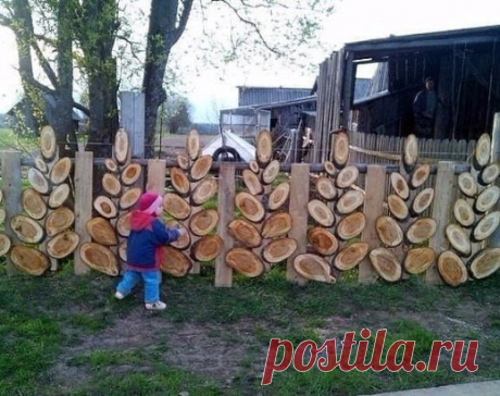 Дедушка сделал забор)