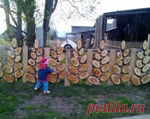 Дедушка сделал забор)