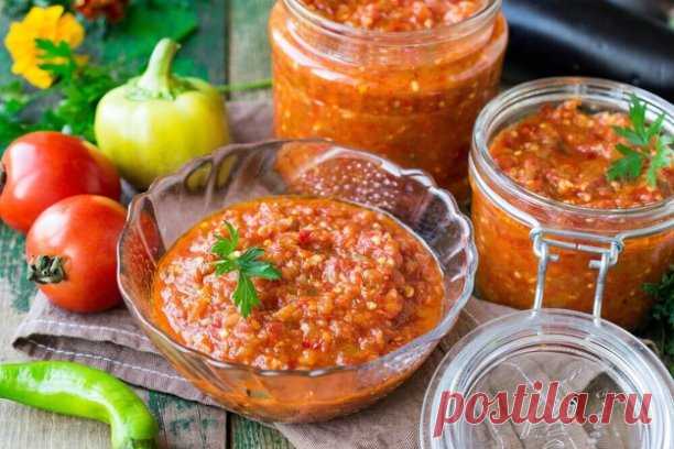 Аджика: 17 рецептов на любой вкус 

Рецепт №1
5 кг помидоров, 1 кг сладкого перца, 16 штук горького перца, 300 г чеснока, 0,5 кг хрена, 1 стак. соли, 2 стак. уксуса, 2 стак. сахара.
Все перемолоть на мясорубке, включая семечки из перца (в нем обрезаются только хвостики и внутри он не вычищается), добавить сахар, соль, уксус, дать постоять минут 50, разлить по бутылкам. Кипятить не нужно. Хранится хорошо в бутылках без холодильника.

Рецепт №2
200 г чеснока, 4 палочки хрена...