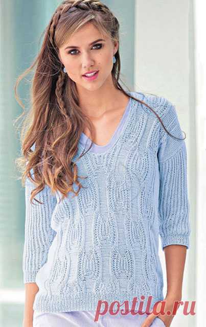 Небесно-голубой пуловер фантазийным узором Летучая мышь спицами – схема вязания с описанием