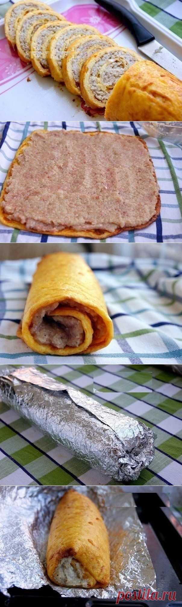 Куриный рулет "Походный" | Четыре вкуса
Для омлета:

Яйца - 3 шт.
Любого твердый сыр - 100 г
Майонез - 100 г
Манка - 1 ст.л.

Для начинки:
Куриный фарш - 300-350 г
Луковица - 2 шт.
Соль, перец