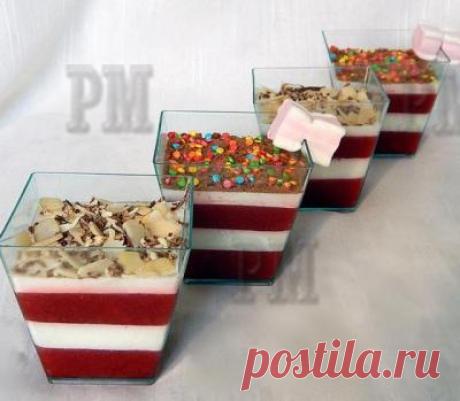 Желейный десерт "Клубника со сливками"- легко готовится, полезен, ведь его можно приготовить из свежих фруктовых соков и пюре, он может подаваться в виде одного большого блюда, но особенно эффектно он выглядит порционно. Ну и основное - этот десерт очень нравится детям.