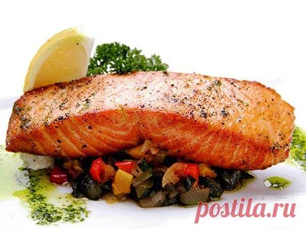 10 секретов вкусной рыбы 1. Чтобы узнать, доброкачественная ли рыба, ее опускают в таз с водой. При погружении в воду свежая рыба тонет. Или обратите внимание на жабры. Если жабры красные, то рыба свежая. Если они очень темные или бледные - не свежая. 2. Чтобы было легко очистить рыбу от чешуи, ее погружают на...