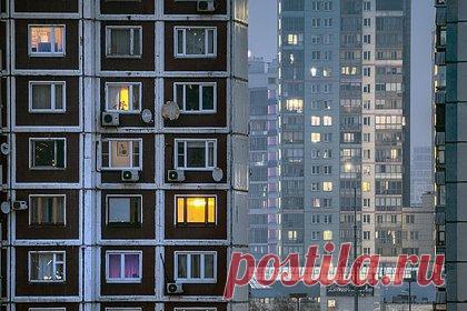 Пенсионерка переписала квартиру на внуков и осталась без жилья. Пожилая жительница Бийска под Новый год осталась без жилья. Из квартиры ее выселяет бывший зять, на чьих детей она переписала недвижимость. По решению суда, пожилой женщине разрешили остаться в доме на десять лет. После апелляции зятя срок сократили до одного года. С октября пенсионерка проживает в квартире незаконно.