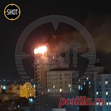 В центре Белгорода загорелся элитный многоэтажный дом. В центре Белгорода загорелась крыша многоэтажного дома в элитном ЖК «Славянский» на Свято-Троицком бульваре. По информации канала, пока данных о пострадавших нет. Причина возгорания уточняется, на месте работают экстренные службы. 16 июня на предприятии «Бел-Поль» в поселке Красниково Курской области произошел пожар.