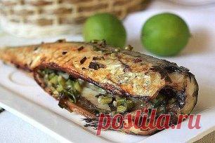 СКУМБРИЯ ЗАПЕЧЕННАЯ. 5 ВКУСНЫХ РЕЦЕПТОВ.
СКУМБРИЯ ЗАПЕЧЁННАЯ.
1. Базовый рецепт.
Скумбрию разморозить, помыть, обсушить бумажным полотенцем. Удалить плавники, посолить, сбрызнуть лимонным соком и порезать на кусочки. Отдельно порезать 2 помидора и 2 луковицы кружочками (одинаковые по величине). Складываем кружочек помидора с луком и разрезаем пополам и прослаиваем между кусочками рыбы. Выкладываем рыбу в форму для запекания на фольгу. Сверху сбрызнуть слегка оливковым маслом и поперчить.
Ставим