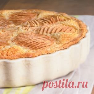 Ингредиенты:
1Tart тесто
2 столовые ложки. несоленого сливочного масла
1 1/2 чашки сырых цельным миндалем неотбеленный, тонко измельчают
2/3 стакана сахара
2 яйца, слегка взбитых
1/2 ч.л. миндального экстракта
1 чайная ложка. ванильного экстракта
2 столовые ложки. темный ром
1/4 чайной ложки. соль
1 чайная ложка. мелко тертой лимонной цедры
2 Анжу груши или Бартлетт, очищенные, 
1/3 стакана абрикосового джема