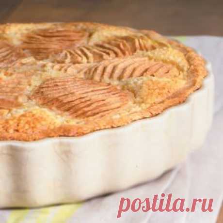 Ингредиенты:
1Tart тесто
2 столовые ложки. несоленого сливочного масла
1 1/2 чашки сырых цельным миндалем неотбеленный, тонко измельчают
2/3 стакана сахара
2 яйца, слегка взбитых
1/2 ч.л. миндального экстракта
1 чайная ложка. ванильного экстракта
2 столовые ложки. темный ром
1/4 чайной ложки. соль
1 чайная ложка. мелко тертой лимонной цедры
2 Анжу груши или Бартлетт, очищенные, 
1/3 стакана абрикосового джема