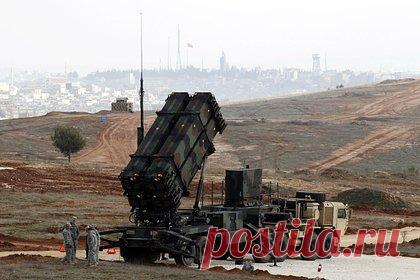 Американская база в Сирии подверглась обстрелу. Военная база США в районе газового месторождения Эль-Омар к востоку от сирийского города Дейр-эз-Зора подверглась обстрелу ракетами и беспилотниками. Об этом сообщает арабский телеканал Al Mayadeen. Отмечается, что первая атака произошла с территории Ирака. Бои начались ночью.