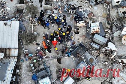 Погибшую при землетрясении семью россиян похоронили в Турции. Семью россиян из четырех человек, погибшую в результате землетрясения в Турции, похоронили в этой стране, рассказал брат погибшего Аталая Эрйетли Кубилай Эрйетли. Тела Ирины и одного из детей удалось вытащить на четвертый день вечером, на следующий день утром достали тела Аталая и второго ребенка.