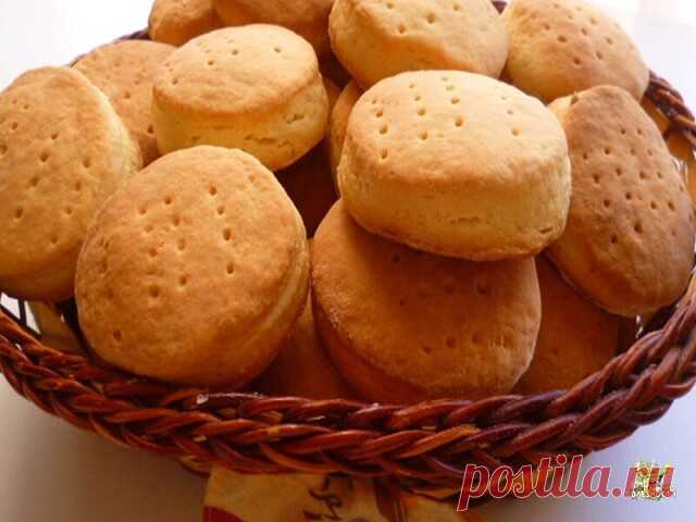 Девчата я нашла старый бабушкин рецепт -Лепёшек на сметане!

Они у меня получились такие же вкусные как у бабушки!
Я сразу вспомнила детство! Это просто восхитительно!

Ингредиенты :
Сметана- 1 стакан
Сахарный песок - 0,75 стакана
Мука - 3 стакана
Сода- 0, 5 чайн. ложки

Охлажденную сметану взбить с сахарным песком.
Муку просеять, добавить соду.
Перемешать все ингредиенты. Замесить тесто.
Раскатать в пласт толщиной 0,5 см и вырезать рюмкой кружки.
Противень смазать сливочн...