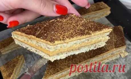 Кофейный торт с вареной сгущенкой простой рецепт пошаговый Как вкусно сделать Кофейный торт с вареной сгущенкой простой рецепт пошаговый в домашних условиях быстро. Безумно вкусный торт! И главное, не надо раскатывать коржи. 5 яиц 300 г сахара 200 г сливочного масла 30 г растительного масла 300 г сметаны (15%) 1 ч.л соды 250 г молотого ореха( обжаренного)