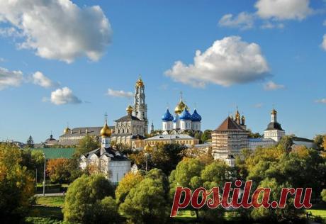 В составе Золотого Кольца России – Сергиев Посад. Город знаменит  благодаря ансамблю монастыря Троице-Сергиева лавра, состоящему из более чем 50 строений.Самое раннее сооружение в монастыре — крестово-купольный Троицкий собор из белого камня.  Вокруг Троицкого собора постепенно сформировался архитектурный ансамбль Лавры. Построен преемником основателя монастыря Никоном «в честь и похвалу» преподобному Сергию Радонежскому,