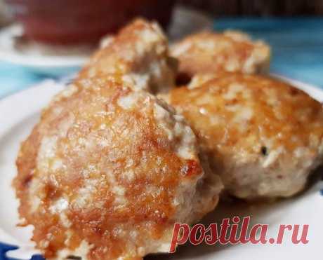 Самые сочные котлеты из индейки с сыром — объедение 


Не только вкусно, но и полезно!









Ингредиенты:
Фарш индейки — 500 грЯйца — 2 штСыр 20% — 100 грСоль, специи
Приготовление:
 
Натираем сыр на терке. Смешиваем фарш, сыр, яйца, специи и соль. …