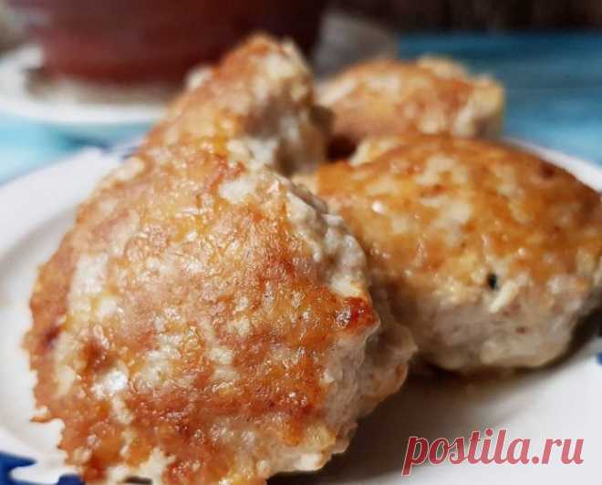Самые сочные котлеты из индейки с сыром — объедение 


Не только вкусно, но и полезно!









Ингредиенты:
Фарш индейки — 500 грЯйца — 2 штСыр 20% — 100 грСоль, специи
Приготовление:
 
Натираем сыр на терке. Смешиваем фарш, сыр, яйца, специи и соль. …