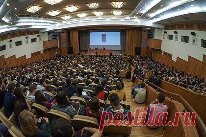 Минобрнауки допустило сокращение срока обучения в магистратуре вдвое. В России срок обучения в магистратуре может быть сокращен до одного года вместо двух по рушению вуза. Об этом сообщили в Минобрнауки России, передает РИА Новости. «Важно, что срок обучения специалистов, поступивших в магистратуру, может быть сокращен на один год по решению университета», — сообщили там.