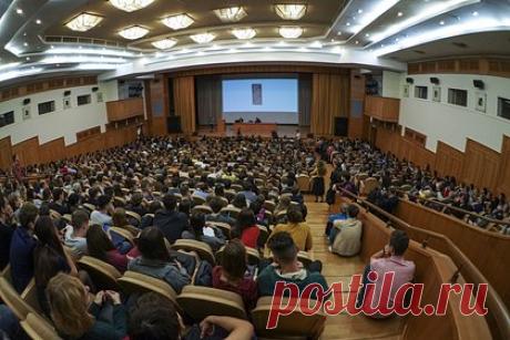 Минобрнауки допустило сокращение срока обучения в магистратуре вдвое. В России срок обучения в магистратуре может быть сокращен до одного года вместо двух по рушению вуза. Об этом сообщили в Минобрнауки России, передает РИА Новости. «Важно, что срок обучения специалистов, поступивших в магистратуру, может быть сокращен на один год по решению университета», — сообщили там.