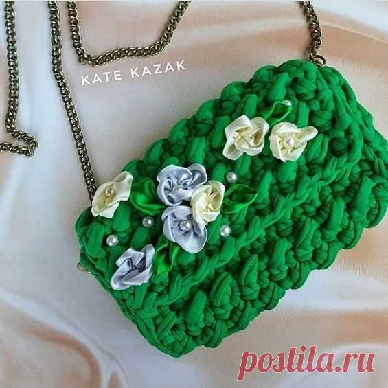 Вязаный клатч от @kate_kazak_officel 🌿🌿🌿
#довяжуипокажу #вязаныйклатч #клатчкрючком #сумкаизтрикотажнойпряжи