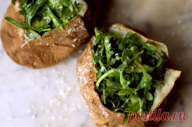Печеный картофель с рукколой и морской солью