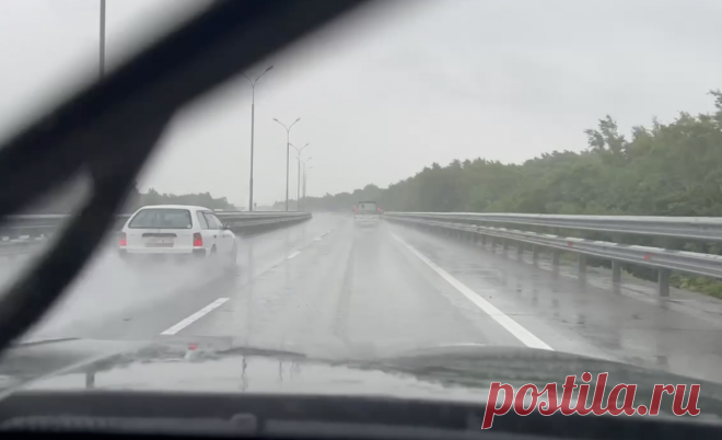 В Турции из-за непогоды погибли два человека и 10 пострадали. В воскресенье непогода также обрушилась на Крым и Краснодарский край.