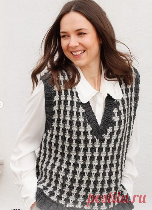 Женский жилет спицами с узором «гусиные лапки»