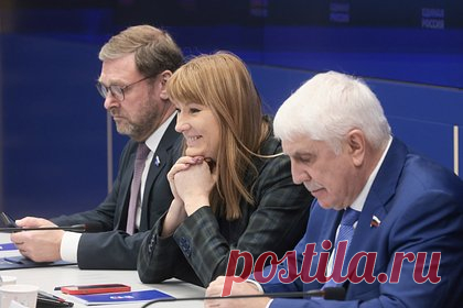 В Госдуме ответили на призыв мэра Парижа выступать россиянам на ОИ за беженцев. Олимпийская чемпионка в конькобежном спорте и депутат Госдумы Светлана Журова ответила мэру Парижа Анн Идальго, призвавшей российских спортсменов выступать на Олимпийских играх 2024 года за беженцев. Журова заявила, что политик специально пыталась вывести россиян в разряд беженцев.