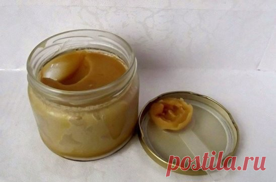 Эта мазь лечит много болезней: фибромы, мастопатия, мастит, гангрена, язвы (в том числе и трофические), ожоги, чирьи, нарывы, больные суставы, самые застарелые гаймориты, гнойные отиты, нарывы в горле, экзема, кисты яичников — все это вылечит чудо- мазь! Cостав:
растительное масло,
кусочек воска,
желток.
Приготовление:
В эмалированную мисочку налить стакан растительного масла, бросить туда кусочек воска размером со спичечную коробочку и поставить на небольшой огонь, чтобы воск растаял. Из предв