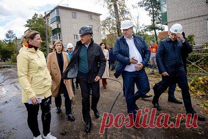 Власти Курской области показали последствия смертельного урагана. Появились кадры с последствиями смертельного урагана, который прошел в Курской области. Соответствующие фотографии опубликовал губернатор региона Роман Старовойт в своем Telegram-канале. На снимках видны поваленные деревья и вырванные из земли бетонные столбы, упавшие на автомобили.