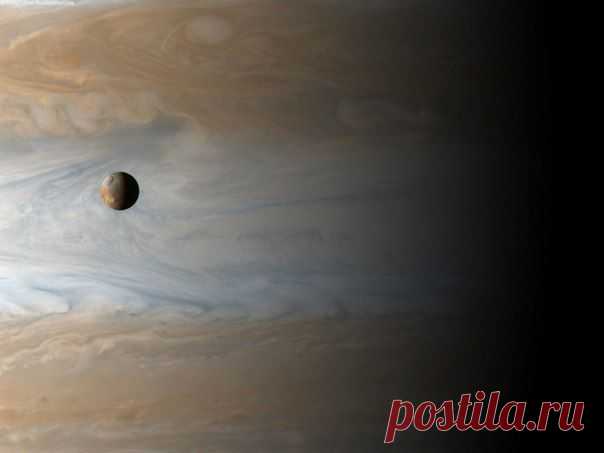 Ио проходит над поверхностью Юпитера (парата Кассини) / Интересный космос