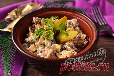 Салат с куриной печенью, яйцом и маринованным огурцом: 12 фото в рецепте Сытный и вкусный салат с куриной печенью, яйцом и маринованным огурцом сможет разнообразить обычное или праздничное меню. Как его приготовить смотрите в рецепте с фото.