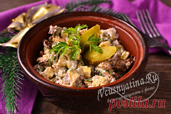 Салат с куриной печенью, яйцом и маринованным огурцом: 12 фото в рецепте Сытный и вкусный салат с куриной печенью, яйцом и маринованным огурцом сможет разнообразить обычное или праздничное меню. Как его приготовить смотрите в рецепте с фото.