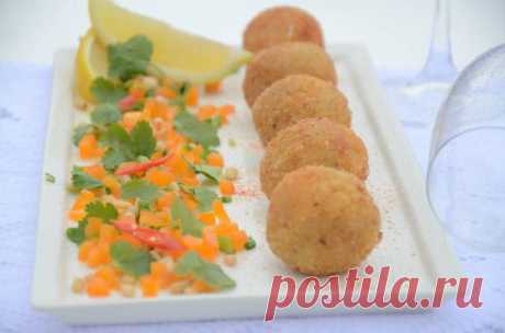 Мясные шарики в хрустящей картофельной корочке с кедровыми орешками.