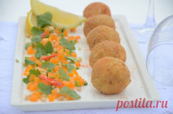 Мясные шарики в хрустящей картофельной корочке с кедровыми орешками.