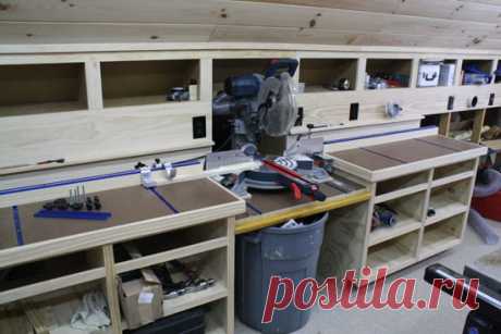 Rockler Universal T-Track Kit Review Rockler Universal T-Track Kits offer woodworkers flexibility in building work benches and jigs. Learn how a woodworker used them for a miter saw bench.