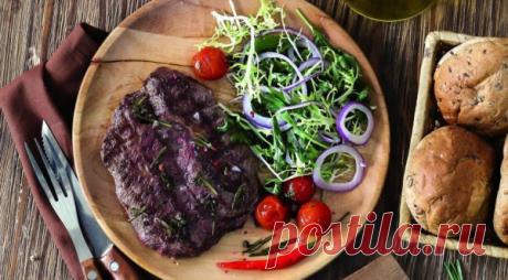 Стейк из свиной лопатки с овощами