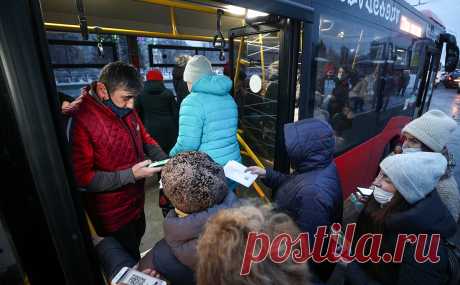 Из транспорта Казани высадили сотни пассажиров без QR-кодов. На фоне введения QR-кодов в общественном транспорте в Казани взлетели цены на такси. Те, у кого нет сертификата, объединяются в соцсетях в группы, чтобы доехать до места назначения на личном транспорте