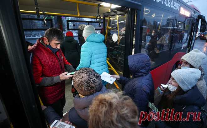 Из транспорта Казани высадили сотни пассажиров без QR-кодов. На фоне введения QR-кодов в общественном транспорте в Казани взлетели цены на такси. Те, у кого нет сертификата, объединяются в соцсетях в группы, чтобы доехать до места назначения на личном транспорте