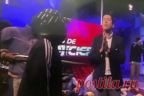 В Эквадоре вооруженные люди в прямом эфире взяли в заложники телеведущих. Вооруженные люди в капюшонах и масках ворвались в здание эквадорской телекомпании TC Televisión в городе Гуаякиль и в прямом эфире взяли в заложники телеведущих. Полиция Эквадора сообщила, что что направила спецподразделения в студию. Другой эквадорский канал Ecuavisa и журнал Vistazo эвакуировали своих сотрудников.