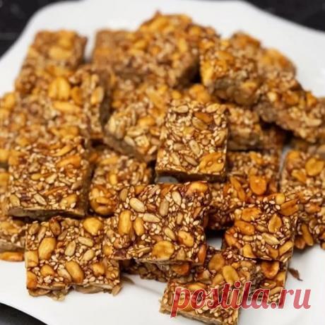 Сегодня готовим «ПП козинаки» 👨🏼‍🍳
Нам понадобится:

Банан ✅
Семена подсолнечника ✅
Кунжут ✅
Арахис ✅

1.Два банана разминаем до кашеобразного состояния
2.Добавляем 100 грамм семян подсолнечника, 50 грамм кунжута, 150 грамм арахиса. Тщательно перемешиваем до однородной консистенции.
3.Смазываем пергамент маслом и выкладываем нашу смесь. Аккуратно распределяем, и придаём форму. 4.Отправляем в разогретую до 130 градусов духовку на 2 часа . Наши ПП-козинаки готовы, осталос...