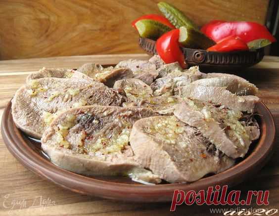 Язык под чесночным соусом