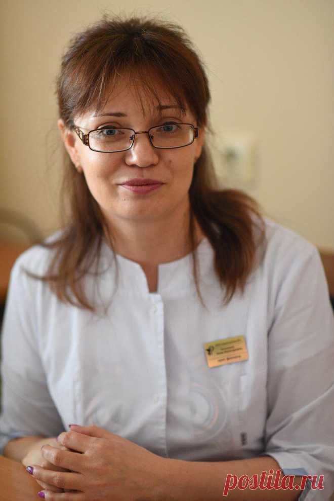 Врач-фтизиатр: о себе, о коллегах и о пациентах
Анна Почкина, врач-фтизиатр из Оренбургской области. Фото Олега Рукавицына. Фтизиатр по просьбе С Анной я познакомилась в районной больнице. Достаточно было поговорить несколько минут, вглядеться в её лицо, чтобы понять: так выглядит увлечённый своей профессией человек. С творческим подходом. В медицине это особенно ценно. Анна Почкина не скрывает, что стала фтизиатром по просьбе коллег. Раньше […]
Читай дальше на сайте. Жми подробнее ➡