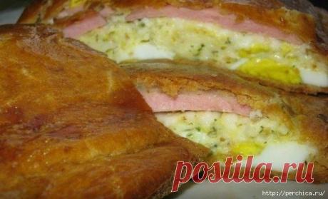 Вкусный пирог с плавлеными сырками, яйцами и колбаской