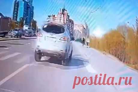Пьяный экс-полицейский сбил на пешеходном переходе дочь бывшего начальника. В Сургуте произошло ДТП с участием пьяного экс-полицейского. Виновник ЧП на большой скорости летел по одной из центральных улиц города, «играя в шашечки». Он не заметил вышедшую на пешеходный переход девушку и снес ее автомобилем. Пострадавшая является дочерью его бывшего начальника.