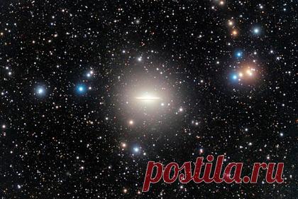 Раскрыта загадка галактики Сомбреро. Ученые Института астрофизики Андалусии провели подробные наблюдения за большим приливным потоком вокруг галактики Сомбреро, чья морфология до сих пор окончательно не объяснена. Согласно результатам моделирования, он образовался в результате слияния с другой галактикой.