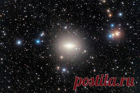 Раскрыта загадка галактики Сомбреро. Ученые Института астрофизики Андалусии провели подробные наблюдения за большим приливным потоком вокруг галактики Сомбреро, чья морфология до сих пор окончательно не объяснена. Согласно результатам моделирования, он образовался в результате слияния с другой галактикой.