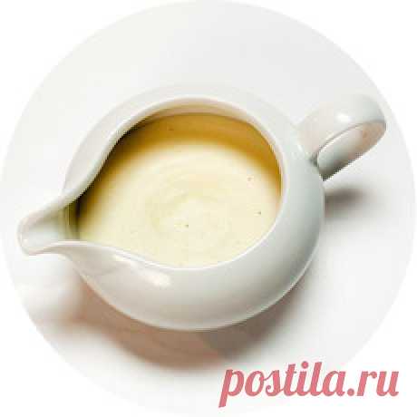 Классический бешамель Приготовим загуститель (ру). Растопим сливочное масло в сотейнике. Добавляем  2 ст. л. муки. Размешиваем ложкой до однородной консистенции. Прогреваем до золотистого цвета. Снимаем с нагрева. Готовим луковый клуте. Очищаем луковицу. Втыкаем 7-8 звездочек гвоздики в луковицу.