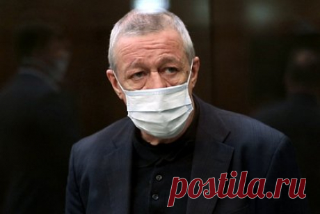 Адвокат оценил шансы Ефремова на досрочный выход из колонии. Те обстоятельства, что актер Михаил Ефремов работает в колонии, участвует в общественной жизни и возместил ущерб пострадавшим, увеличивают его шансы на замену тюремного наказания принудительными работами, считает адвокат Константин Кудряшов. Своим мнением он поделился с «Лентой.ру».