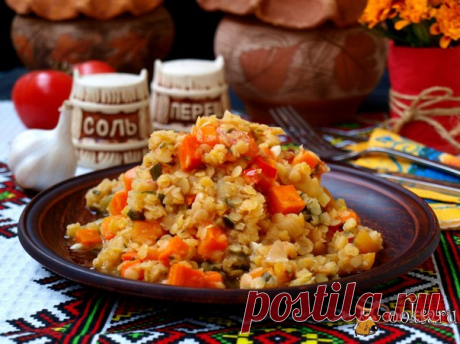 Тушёные овощи с чечевицей Предлагаю вам приготовить вкусные тушёные овощи с чечевицей. Это вегетарианское блюдо разнообразит ваше домашнее меню и особенно пригодится для тех, кто следит за лишним весом. Я готовлю это блюдо для своего мужа, ну конечно и сама с удовольствием его ем.